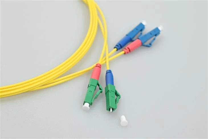 سلك تصحيح الألياف الضوئية LC APC إلى LC UPC DUPLEX