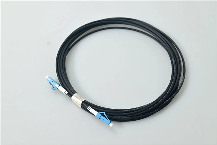 كابل توصيل ألياف أحادي الوضع أسود LC UPC Simplex لاتصالات SFF -عالية الكثافة
