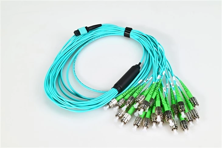 سلك تصحيح الألياف الضوئية Mtp إلى Fc Apc 24core Om3 3.0mm